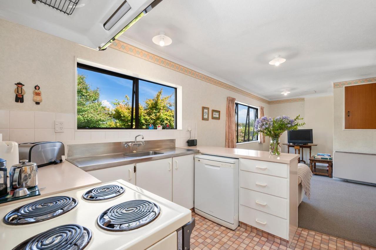 Lake Vista At Two Mile Bay- Taupo Central Home Bagian luar foto